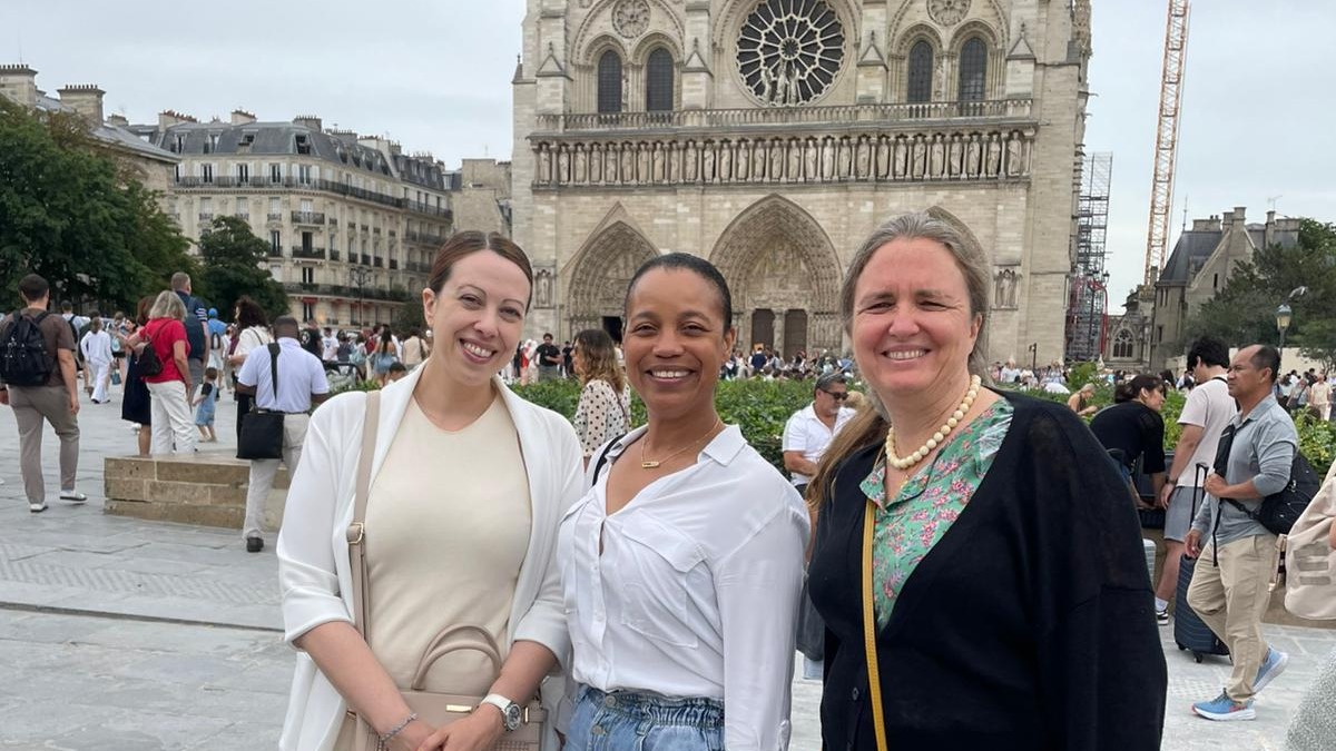 Ophélie et Aline, néophytes et une paroissienne devant Notre-Dame pour la messe d'ouverture de l'Assemblée ecclésiale provinciale le 31 mai dernier